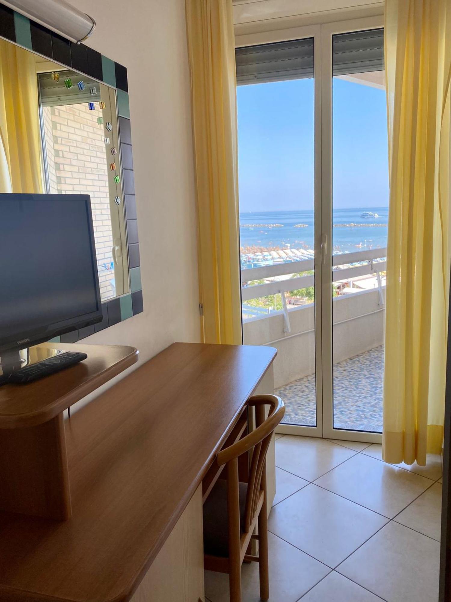 Hotel Caesar Cesenatico Oda fotoğraf